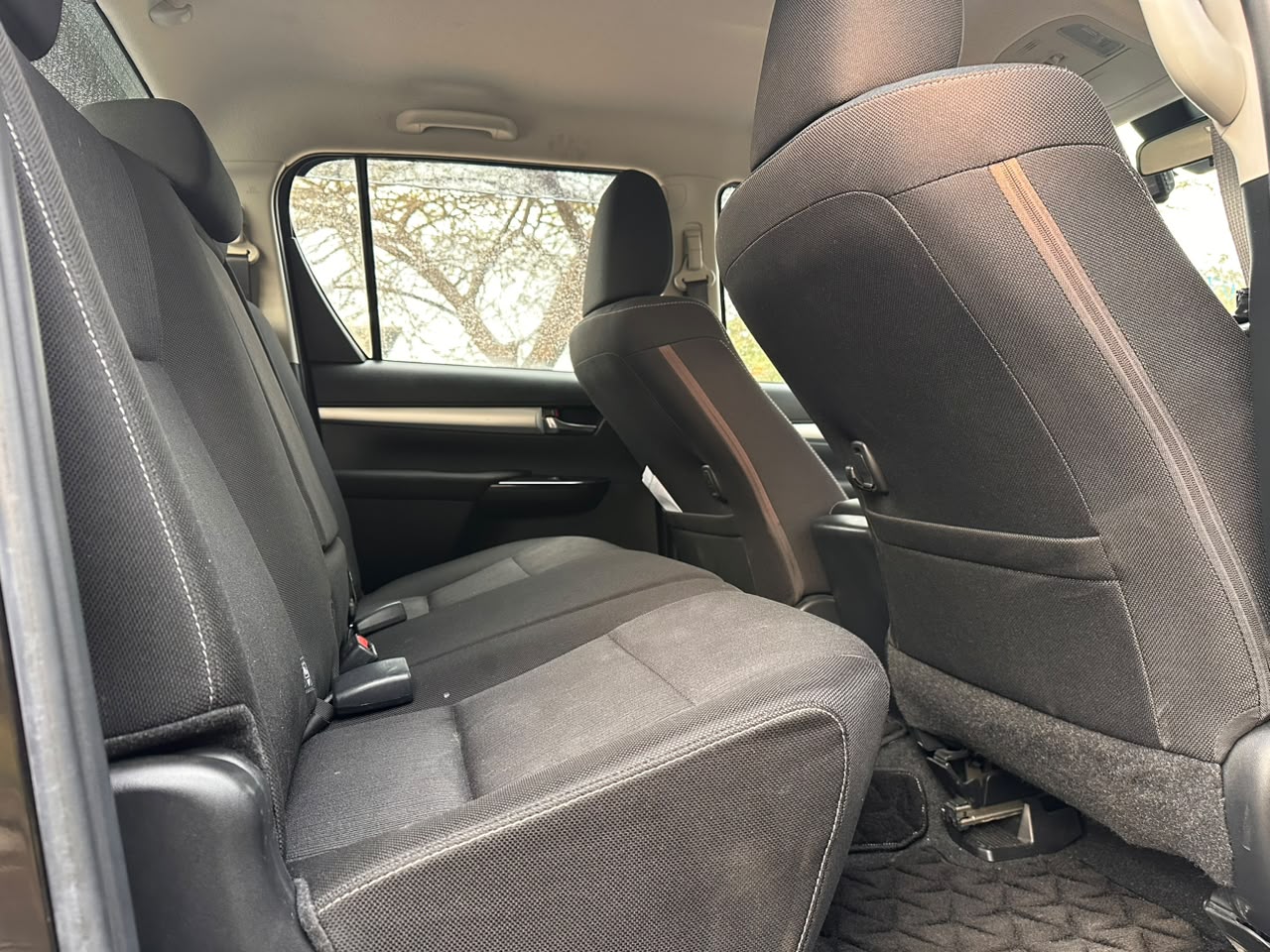 TOYOTA HILUX DOUBLE CABIN thumbnail 4